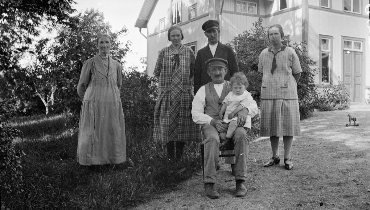 Familj framför bostadshus, Uppland 1927