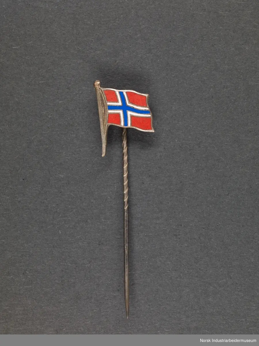 Merke formet som norsk flagg. Festes med nål.