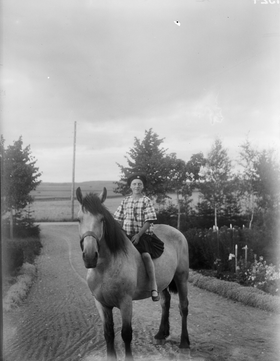 Brita Johanson till häst, Mälby, Frösthults socken, Uppland 1924
