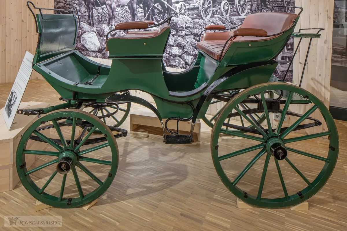 4-hjuls vogn for to hester til persontransport. To framovervendte hovedseter og kuskesete bak.