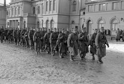Tyske soldater utenfor jernbanestasjonen