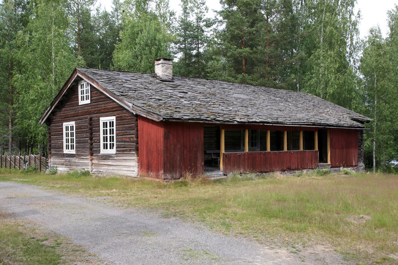 Staistua er ei forlenget østerdalsstue, med skifertak og en svalegang som er malt rød.