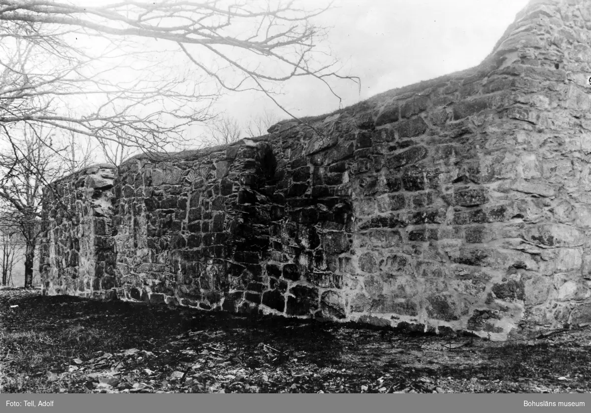 Text till bilden: "Ytterby kyrkoruin. Efter restaureringen 1927. Exteriör mot N långhusväggen".