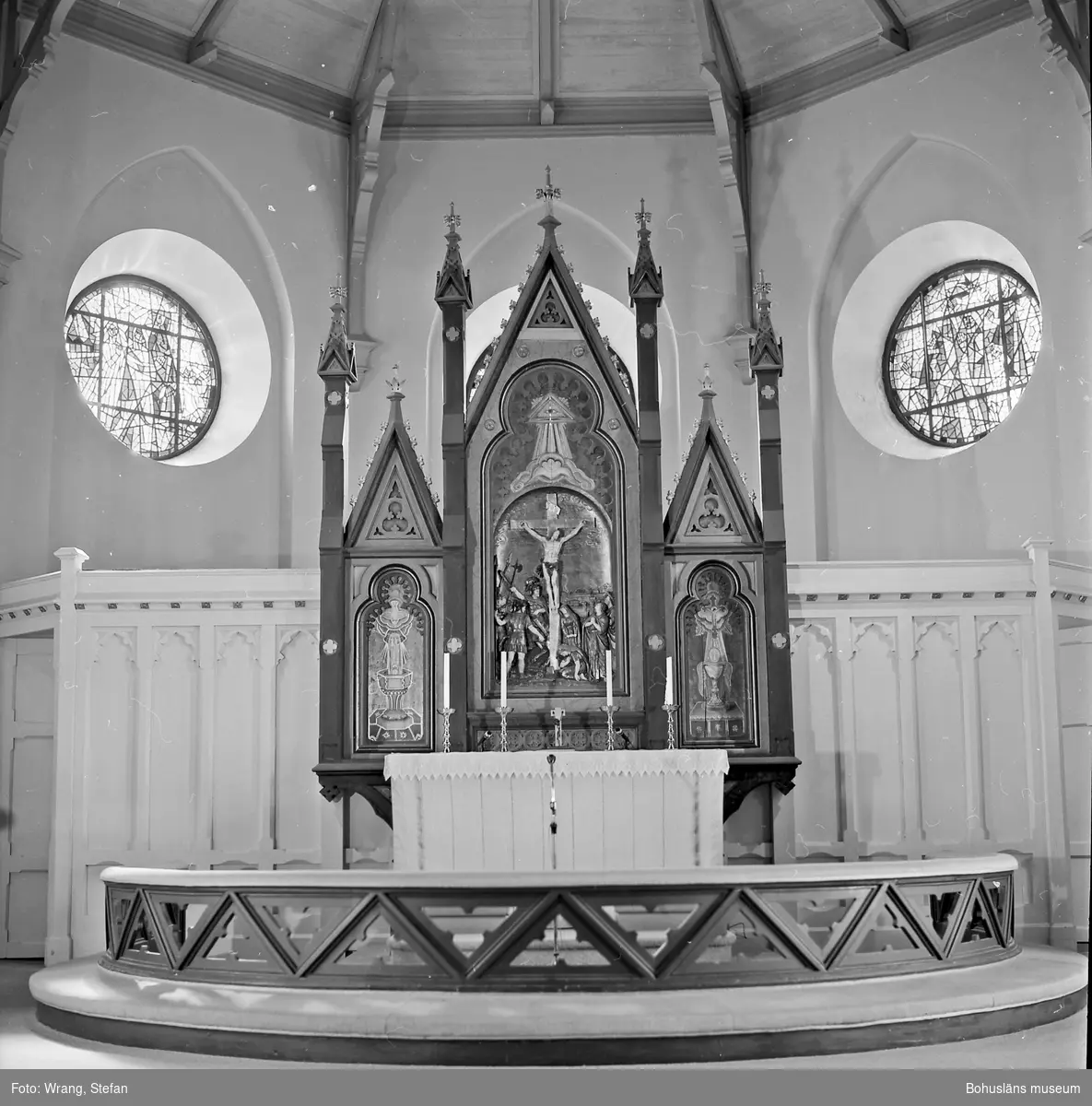 Text till bilden: "Grebbestads kyrka. Altaret".