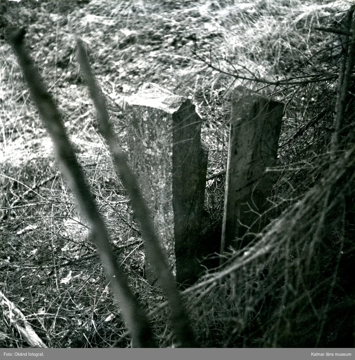 Gränssten och vägmärke av trä vid södra kanten av en gammal vägslinga, cirka 500 meter öster om Smältebro. På stenen står: STRANDA. På trästolpen står ett nästan helt utplånat ord och under detta: 1/6

Från norr