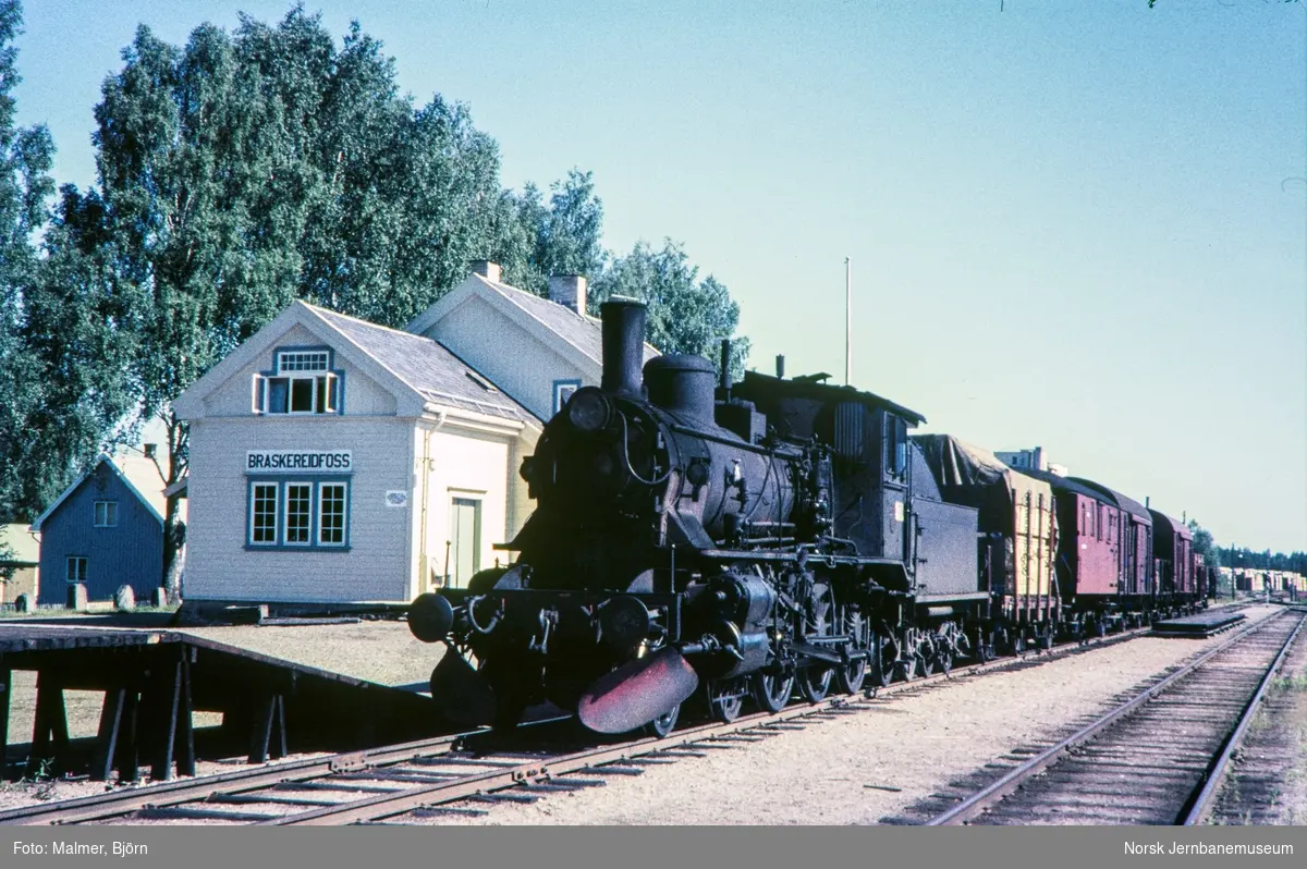 Godstog 5081 fra Kongsvinger til Elverum på Braskereidfoss stasjon. Toget trekkes av damplokomotiv type 27a nr. 248.