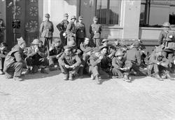 Krigsfanger utenfor jernbanestasjonen