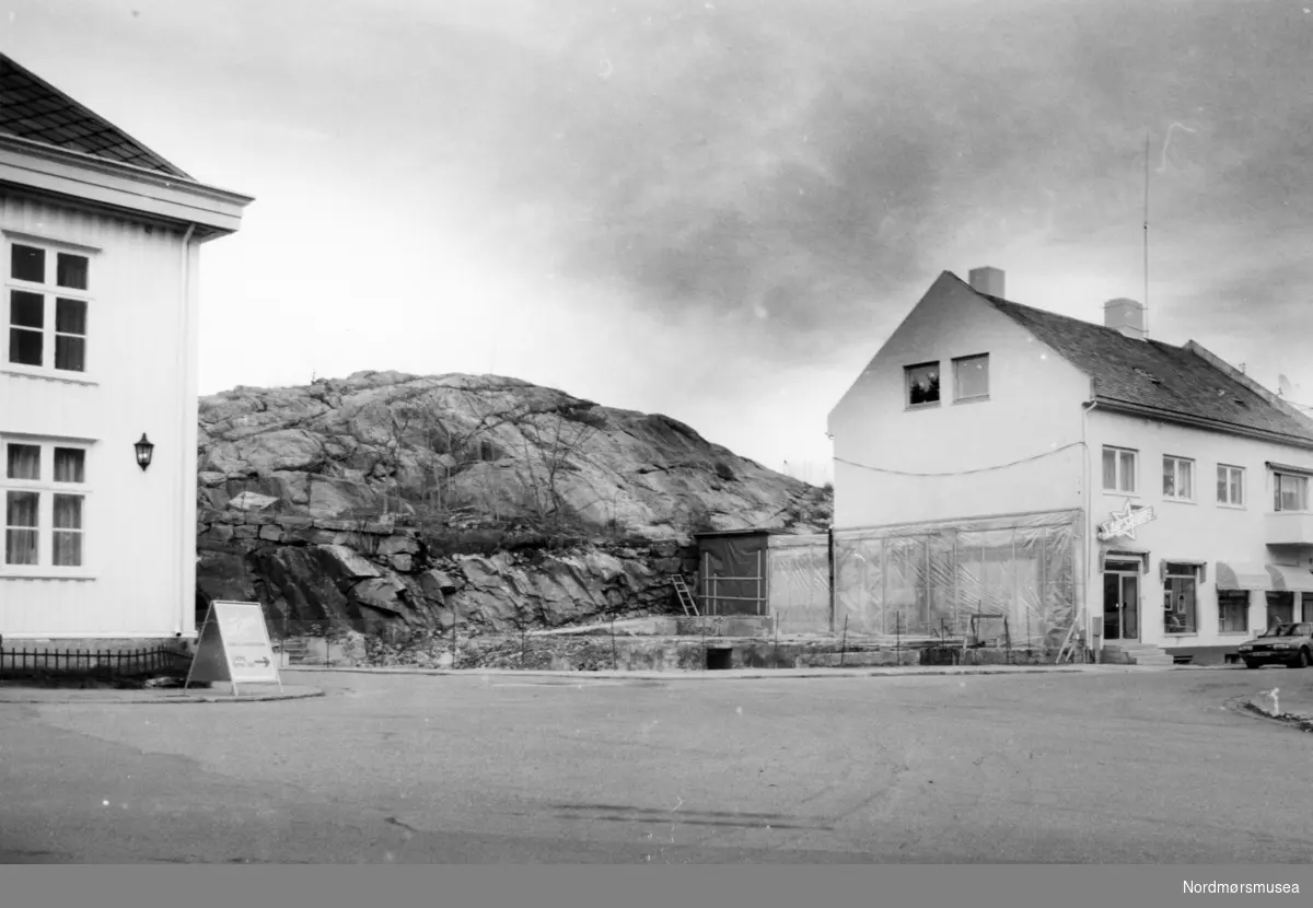 Brannruinene etter Jordfaldgården ved inngangen til Vågen på Kirkelandet i Kristiansund. Datering er trolig juli 1987.Fotoarkivet stammer fra Nordmørsposten, og inngår nå i Nordmøre museums fotosamlinger.