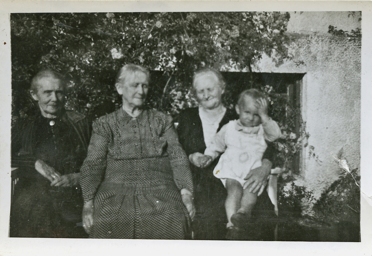 Josephine Hagland, Bertha Torgersen og Hildur Andenæs. Barnet til høyre er ukjent.