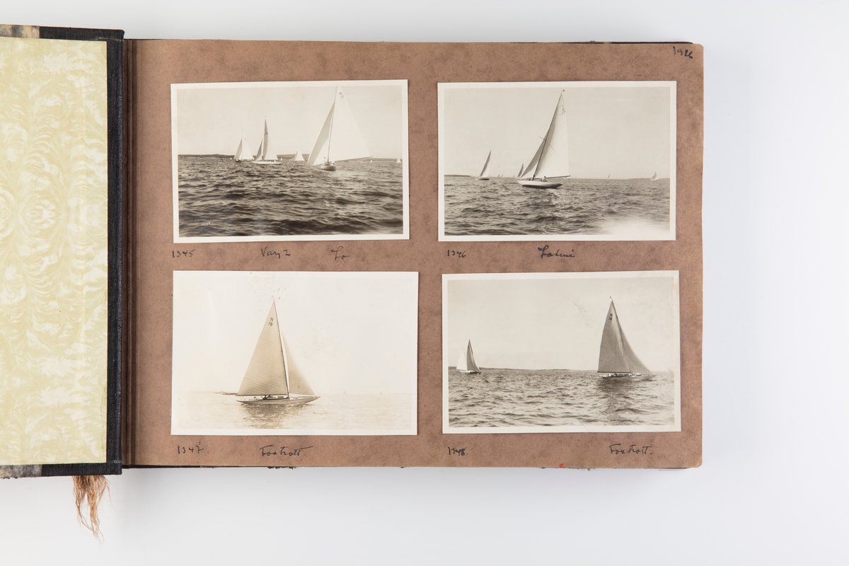 Album med fotografier av seilbåter fra regattaer i 1926.