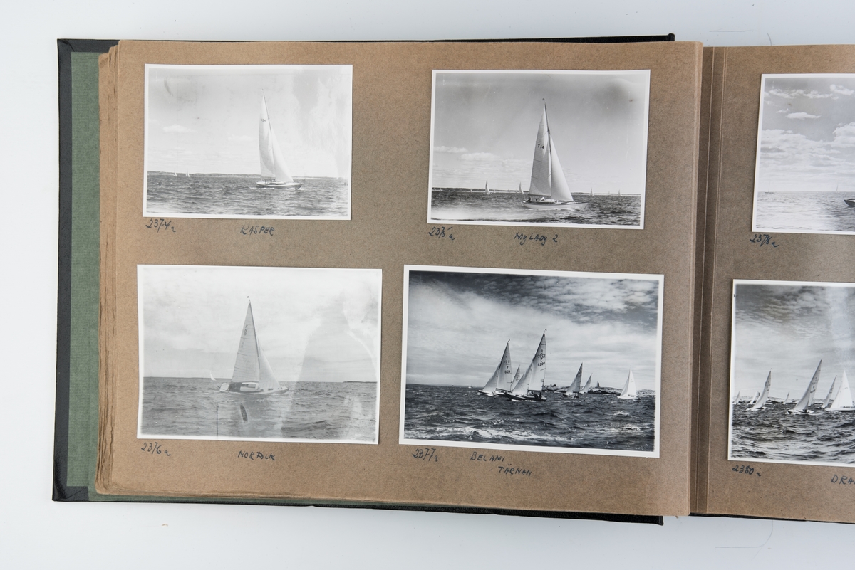 Album med fotografier av seilbåter fra regattaer i 1950-1951.