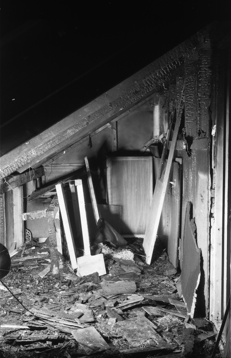 Sytten bilder fra ei branntomt oktober 1952. De 15 første bildene er fra innsida av huset. de to siste viser bygningen fra utsida. Bildene er fra Kapp.