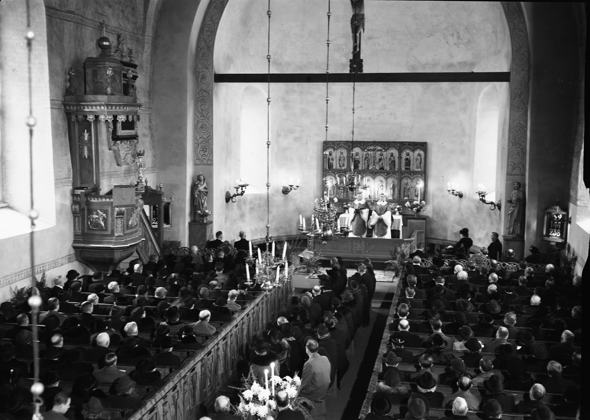 Biskop Tor Andrae och ärkebiskop Erling Eidem förrättar högmässan i samband med firandet av Gamla Uppsala kyrkas 800-årsjubileum