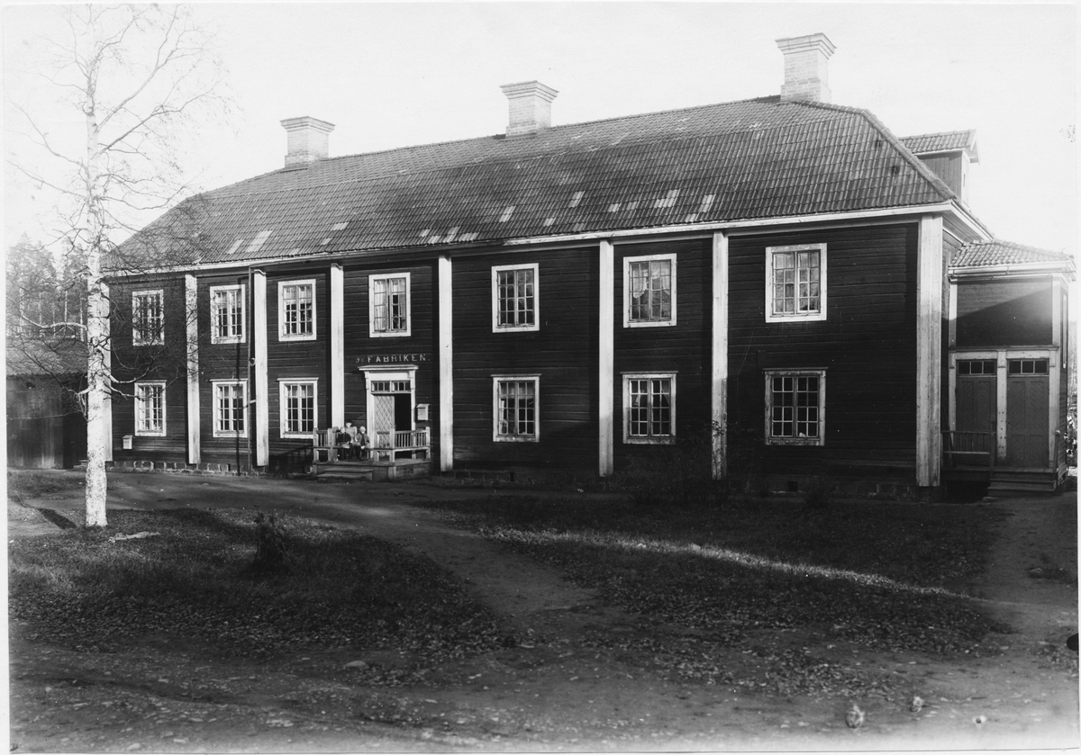 J. H. Munktells Pappersfabriks AB. Klädesfabrik från början av 1700-talet, vid fotograferigstillfället arbetarbostad vid "Storta Fabriken".