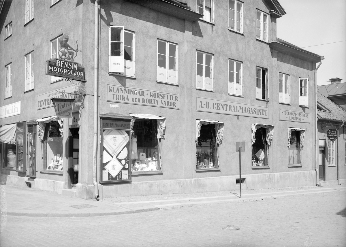 AB Centralmagasinet på Sankt Larsgatan 15B i Linköping. Vy från gatans skärning av Kungsgatan. Bild från omkring 1930.