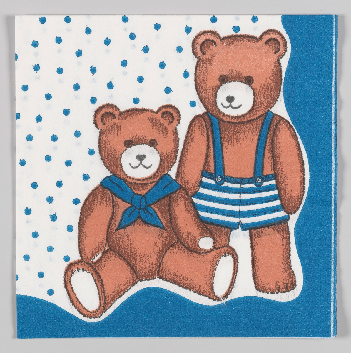 En sittende teddybjørn med halsklede og en stående teddybjørn med stripete korte bukser med seler.