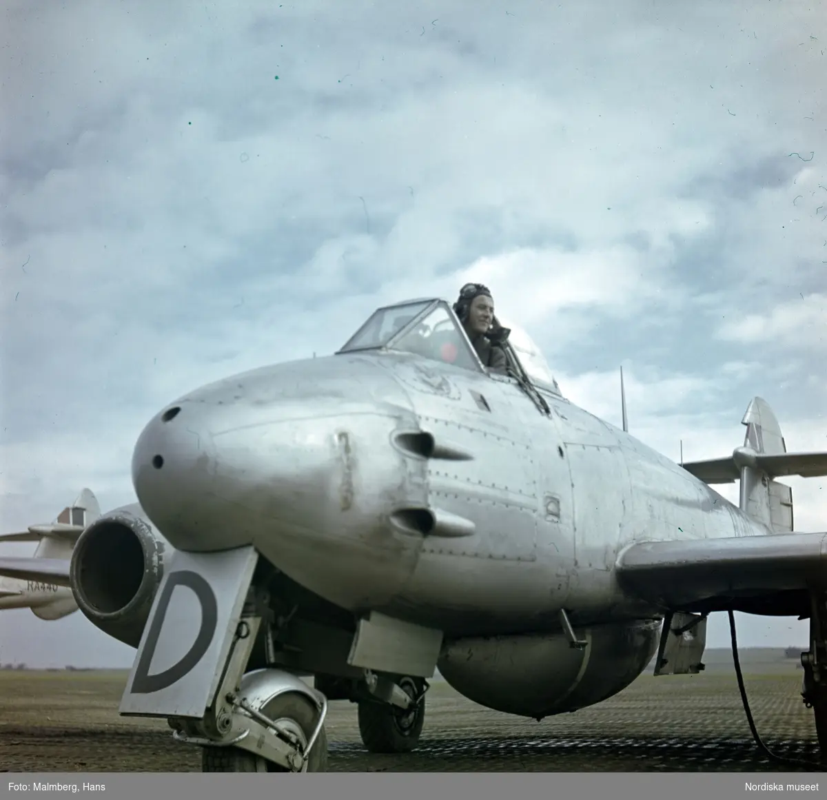 Brittiska flygvapnet, Royal Air Force (RAF). En pilot i jaktplan av typen Gloster Meteor F.4 på en flygbas, troligen Duxford i Cambridgeshire, England.