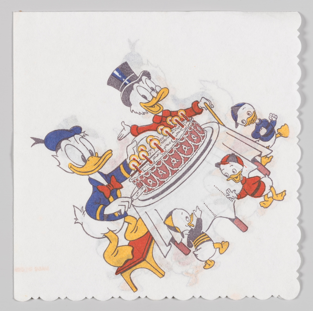Donald Duck og onkel Skrue og Ole, Dole og Doffen ved et bord med en diger bursdagskake