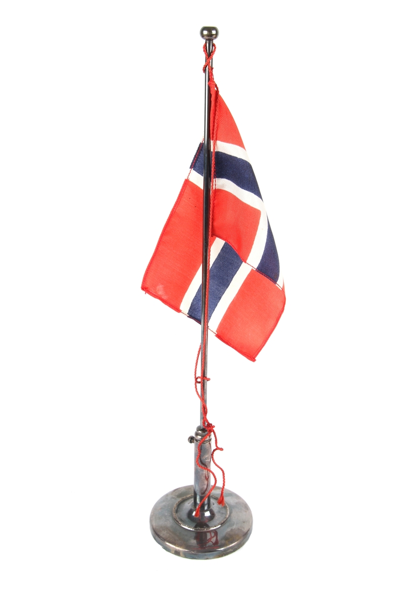 Bordflagg med norsk flagg.