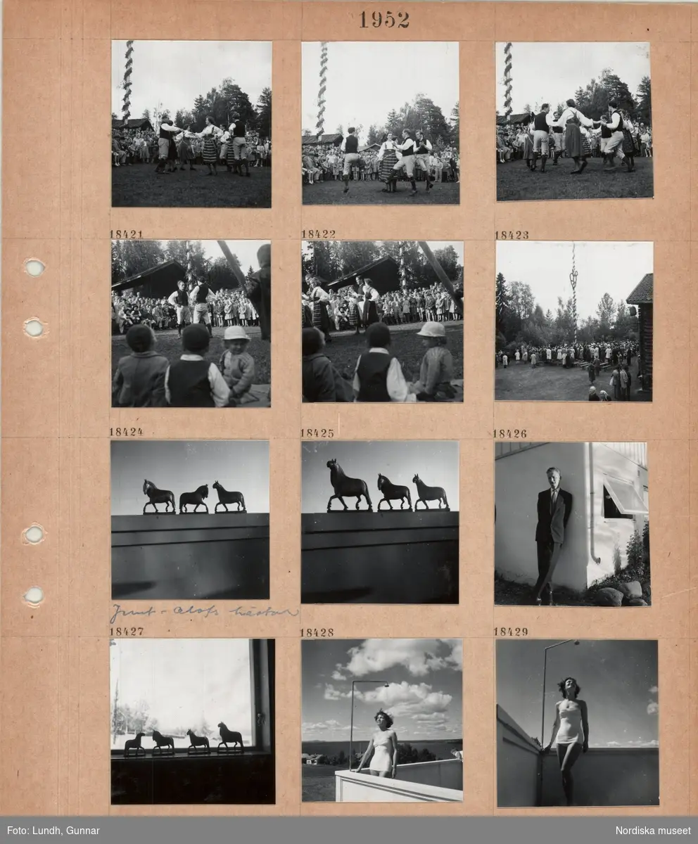 Motiv: (ingen anteckning) ;
Kvinnor och män i folkdräkt dansar vid en midsommarstång inför en publik vid midsommarfirande, tre hästskulpturer 2Jemt-Olofs hästar" (träsnidaren Jemt Olov Persson), porträtt av en man som står vid en husvägg, porträtt av en kvinna som står på en balkong.