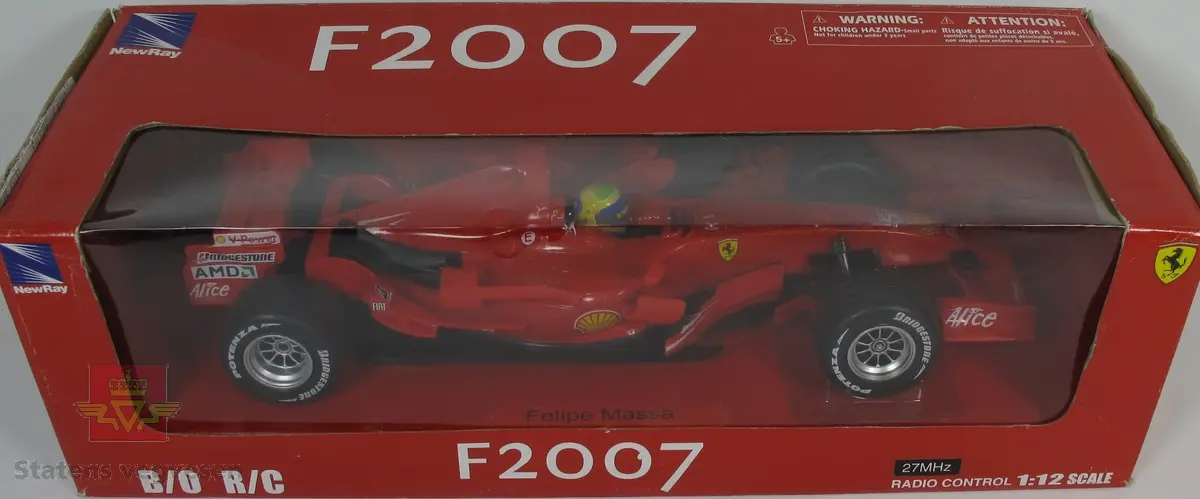 Miniatyr, lekebil i eske. Esken er laget hovedsakelig av papp og er helt rød. Bilen er helt rød med en del sponsorer skrevet på seg. Skala. 1:12