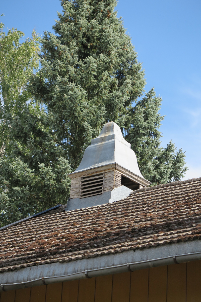 Klokketårnet er enkelt utformet og har buet telttak. Det er i middels til god stand. Tårnet står på et stabbur, bygget ca. 1750.