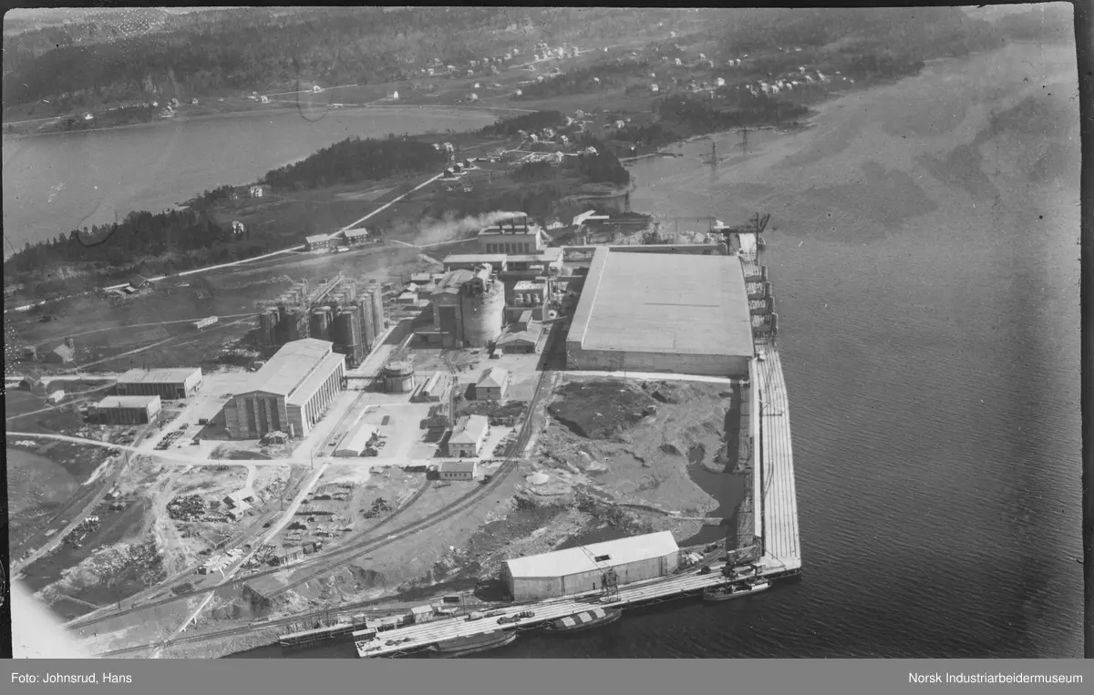 Flyfoto av Herøya industripark - Norsk Industriarbeidermuseum ...