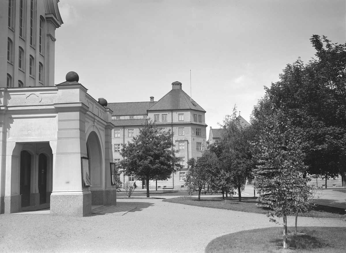Vy mot kvarteret Assyrien i Linköping. Närmast till vänster Linköpings teater, uppförd 1903. Tiden är omkring 1930.