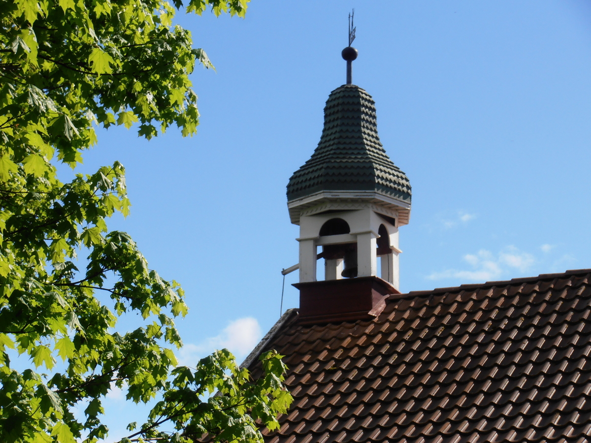 Tårnet på Lund nordre har en karakteristisk løkkuppel tekket med spon. Det er et elegant utført tårn med hvit som hovedfarge. Det er noe dekor lang kanten av taket, noe som understreker empire-stilen. Tårnet er restaurert til orginalt utseende.
Tårnet ble bygget samtidig som stabburet i 1855, og ligger godt plassert på taket. Eiere kan oppgi at tårnet ble laget av en lokal bygdehåndverker med hjelp av gårdsfolket. 
Klokka ble brukt til:
-	Måltider. Ble brukt fram til ca. 1956-57-
-	Ved brann i grenda
-	Ved begravelser i nær slekt til gården. Bruken ble slutt ca. 1920.
-	Fra 1958 ble den brukt til å ringe en halv time på morgenen. 09:00 til 09:30 på pinsedagen.
-	Dyrene visste hvilken klokke som ringte og reagerte på det. Hesten stoppet opp når det ble ringt inn til mat.
Den som kunne bruke klokka riktig skulle få det til å låte som: Per-nille-lund – per-nille-lund.
Noen av brukerne var veldig flinke til å få det til. Historien forteller at når klokka ringte ut etter middag begynte kyrene å samle seg ved grinda, for da nærmet det seg melketid. 
Matklokka ble brukt ut om morgenen, inn til dugurds- ut fra dugurds, inn til middag- ut frmiddag. Den ble også brukt ved endt arbeidsdag. Dette sluttet ca. 1955-56, men den var i bruk i potetonna fram til ca. 1961-62.
I 1958 tok sogneprest Ambli til orde for å holde klokkene i brukbar tilstand. Da ble det foreslått at klokka skulle brukes en halv time på pinsedagen 9-9:30.
Lund er en av de siste gårdene som har holdt denne tradisjonen ved like.