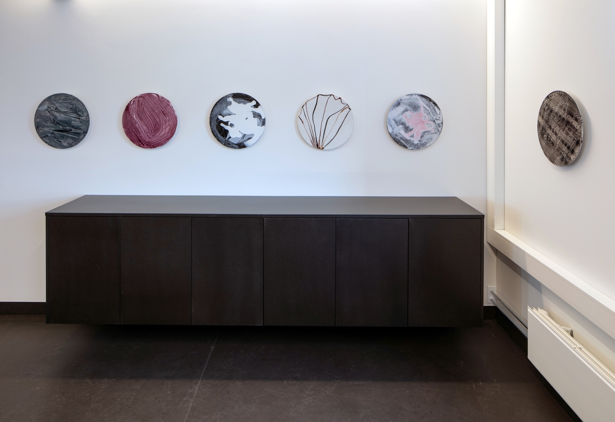 I byggets rådsrom og pauserom henger Olav Christopher Jenssens 29 sirkulære abstrakte verk, som en lang frise. Verkene hans har en eksistensiell karakter, og gir kunstnerisk tyngde til rommet som helhet.