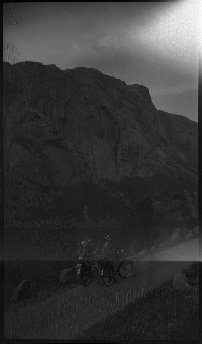 Henning Steira, Søren Sviland, Lindtner og Arne Johannessen på sykkeltur i fra Vikeså til Dirdal og Stavanger. Det er flere bilder fra sykling og pauser langs veien. Det er også noen landskapsbilder. Lindtner er bak til venstre på bilde nr. 6.