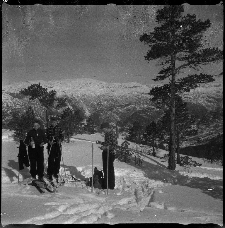 Frida Johannessen og familien Øyane ved noen gamle hus i Kvilldal. Det er også bilder av en guttegjeng på ski i Kvilldalsdalen og utsikten mot Kvilldal i Suldal.