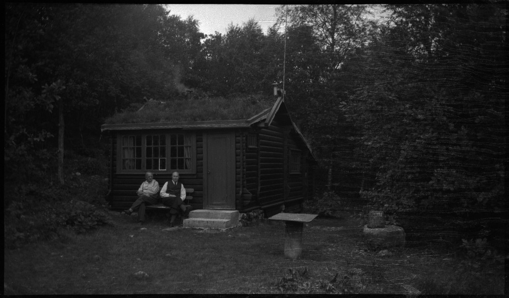 Frida og Paul Johannessen på besøk på hytta til herr og fru Torgrimsen. På det første bildet er Frida Johannessen nr. 2 fra venstre og Finn Johannessen helt til høyre. På bilde nr. 12 er også Finn Johannessen.