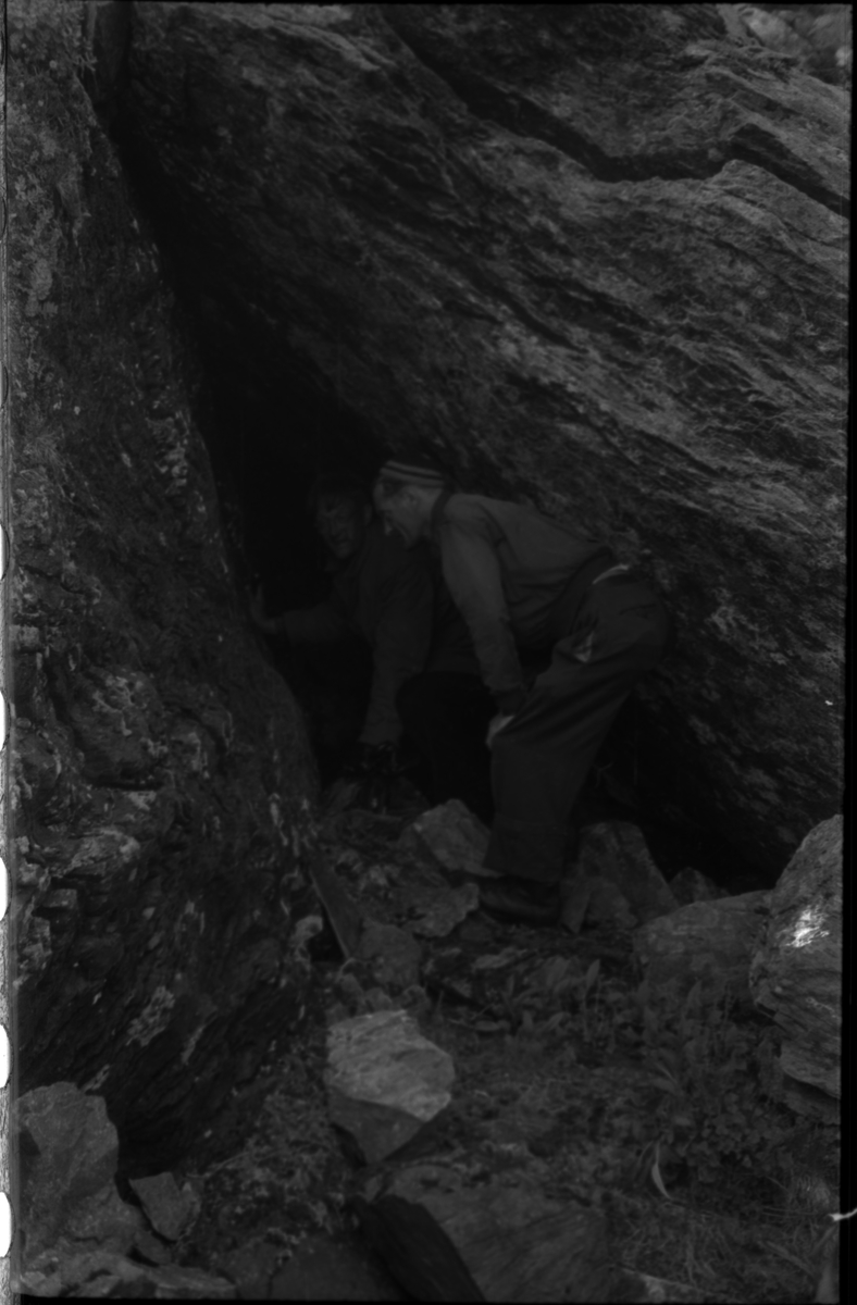 To menn på fjelltur mellom Haukeliseter og Bråtveit i Suldal. De studerer steinhellere og kart, har matpause og har satt opp telt. Det er også bilder av inngangen på et gammelt laftehus på Bråtveit med diverse utstyr.