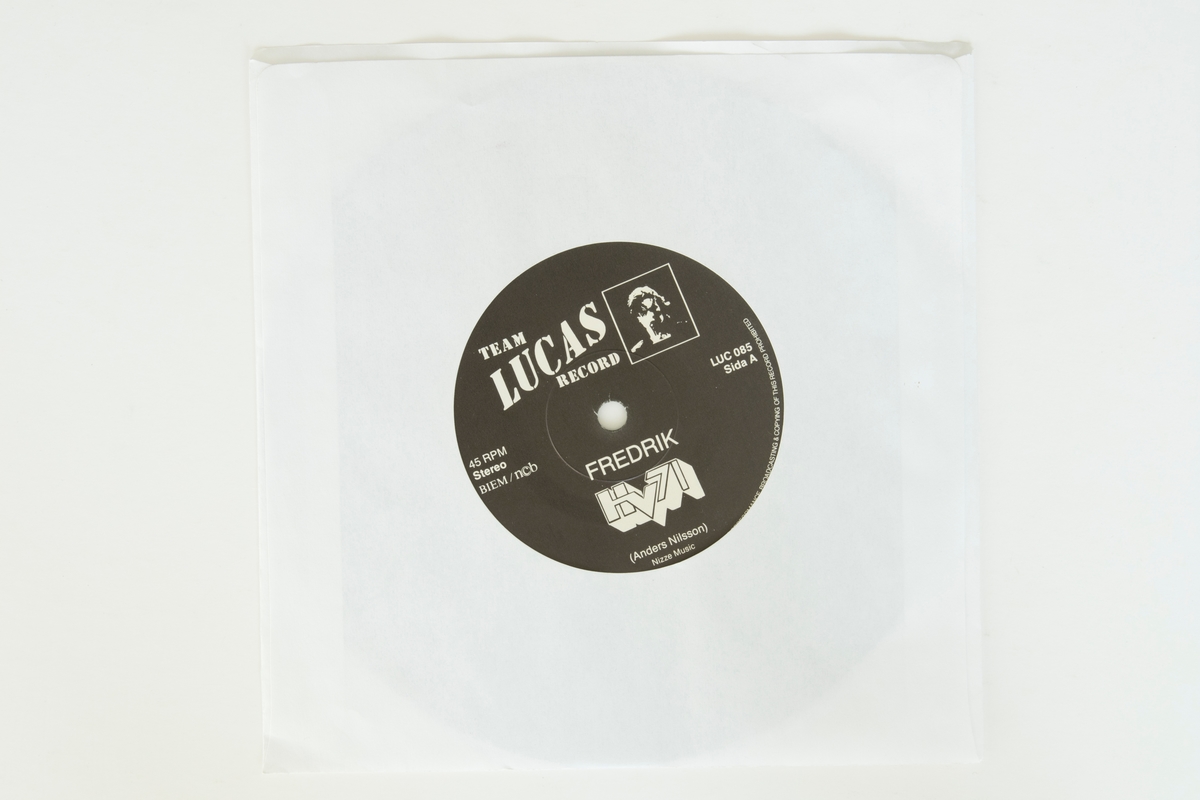Singel-skiva av svart vinyl med svart pappersetikett, i skivpåse av vitt papper med med runt hål för etiketten.

Låtlista
Sida A: HV71
Sida B:Theme

JM 55175:1, Skiva
JM 55175:2, Omslag/påse