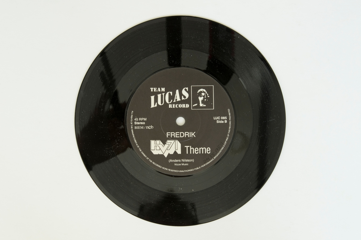 Singel-skiva av svart vinyl med svart pappersetikett, i skivpåse av vitt papper med med runt hål för etiketten.

Låtlista
Sida A: HV71
Sida B:Theme

JM 55175:1, Skiva
JM 55175:2, Omslag/påse