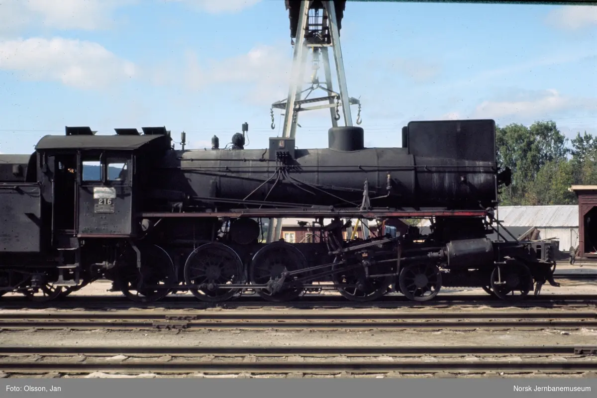 Grustog på Tynset stasjon. Toget trekkes av damplokomotiv type 26a nr. 216.