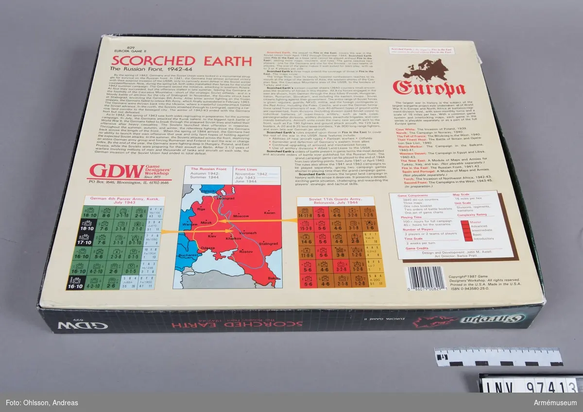 Spelet består av en karta över Sovjetunionen i tre delar med hexagonmönster, 16 kartor med cirka 2000 spelmarkeringar i form av små pappkvadrater i gult, brunt, blått, grönt, rött, svart och vitt med olika siffror, bokstäver och symboler, samt några häften och lösa blad med spelinstruktioner, tabeller och diagram.