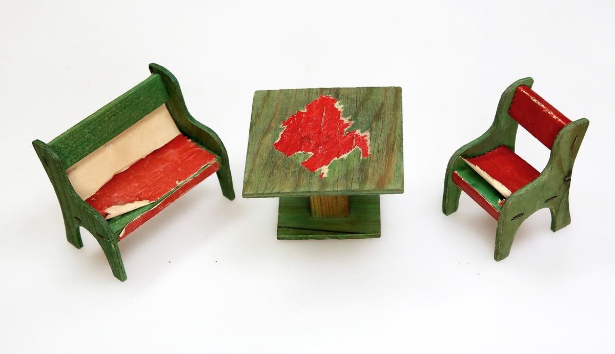 Sett med lekemøbler; Bord, stol og benk av treplate og papp