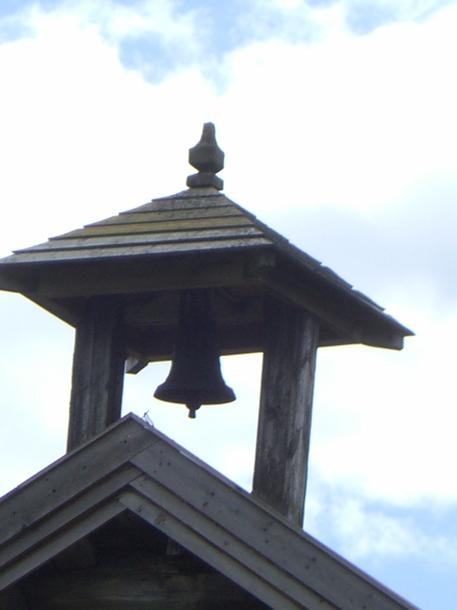 Klokketårnet på Høllingstad (Hølingstad) har telttak og er utført i en enkel stil. Tårnet står på stabburet, og er i god stand.