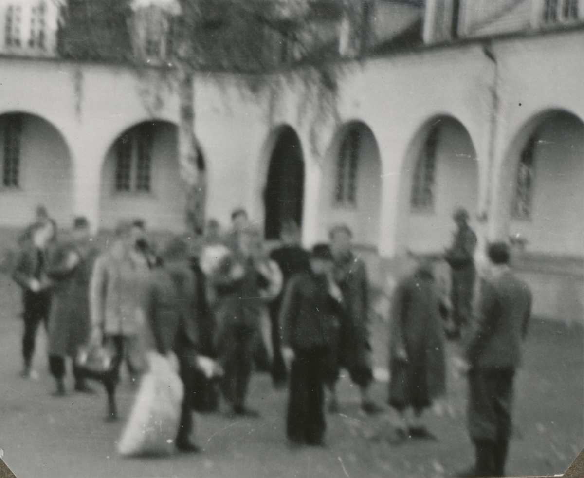Ei gruppe mennesker(nazister) samlet for avhør på Falstad 12. mai 1945.