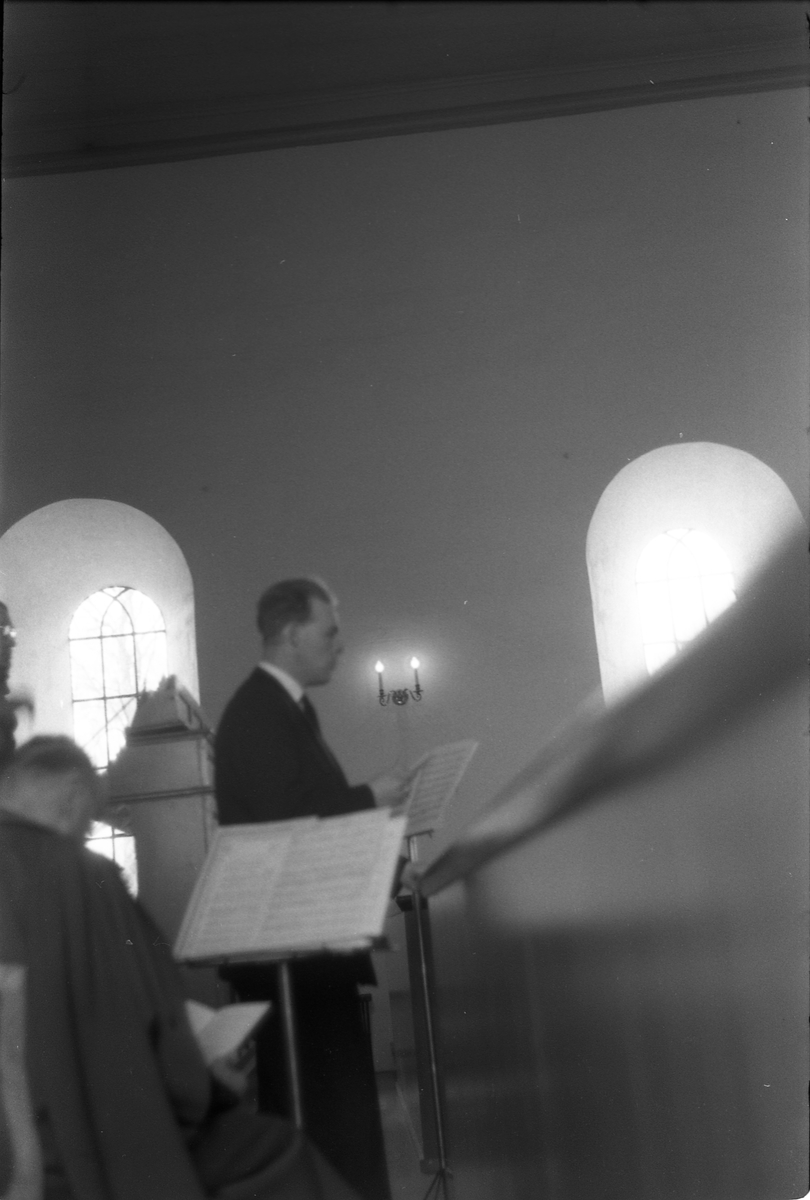Musikere avbildet på galleriet i Hoff kirke, Østre Toten, trolig ved en bisettelse. Personene er ikke identifisert. Tre bilder.