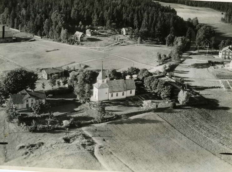 Flygfoto över Öreryds kyrka i Gislaveds kommun. Nr  H 1944.
