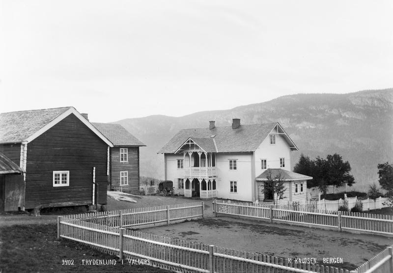 Frydenlund skysstasjon, ikring 1890. Original i Universitetsbiblioteket i Bergen (Foto/Photo)