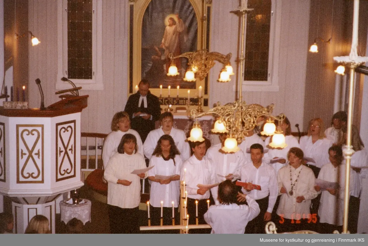 Honningsvåg Blandakor synger i kirka. 03.12.1995.
