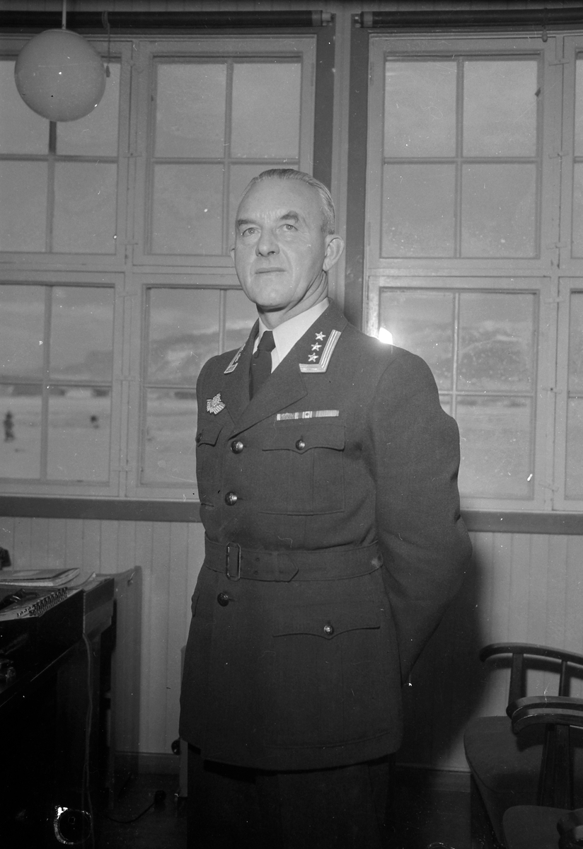 Oberst Edwin Manshaus overtar kommanoen på Værnes flyplass