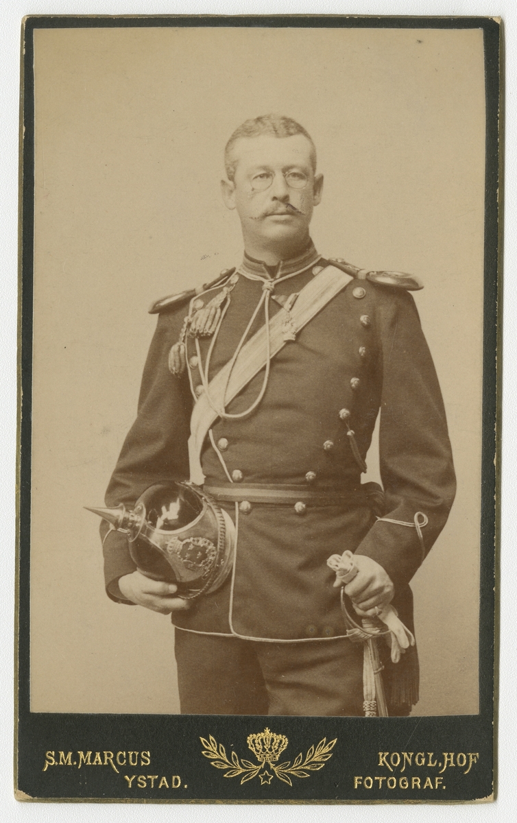 Porträtt av Philip Christofer von Platen, officer vid Skånska dragonregementet K 6.

Se även bild AMA.0008239 och AMA.0008298.