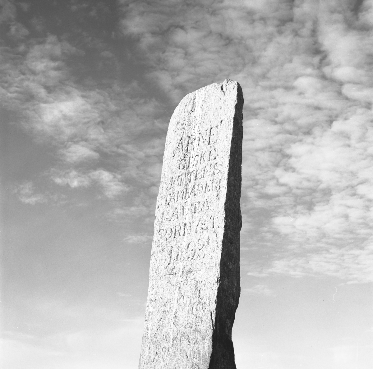 Bautasteinen "Vikaren" på høyden bak kirka på Giske. Innskriften sier: "Arne Giske ættens stamfaders bauta fornyet 1893".