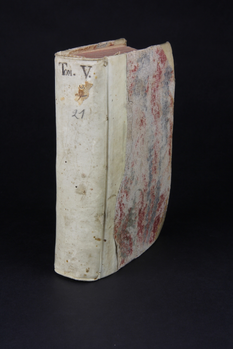 Bok, halvpergamentband "Principes de l´histoire pour l´education de la jeunesse", del 5, tryckt 1738 i Amsterdam. Pärmar klädda med marmorerat papper, rygg och hörn av pergament. Rödstänkt skuret snitt.