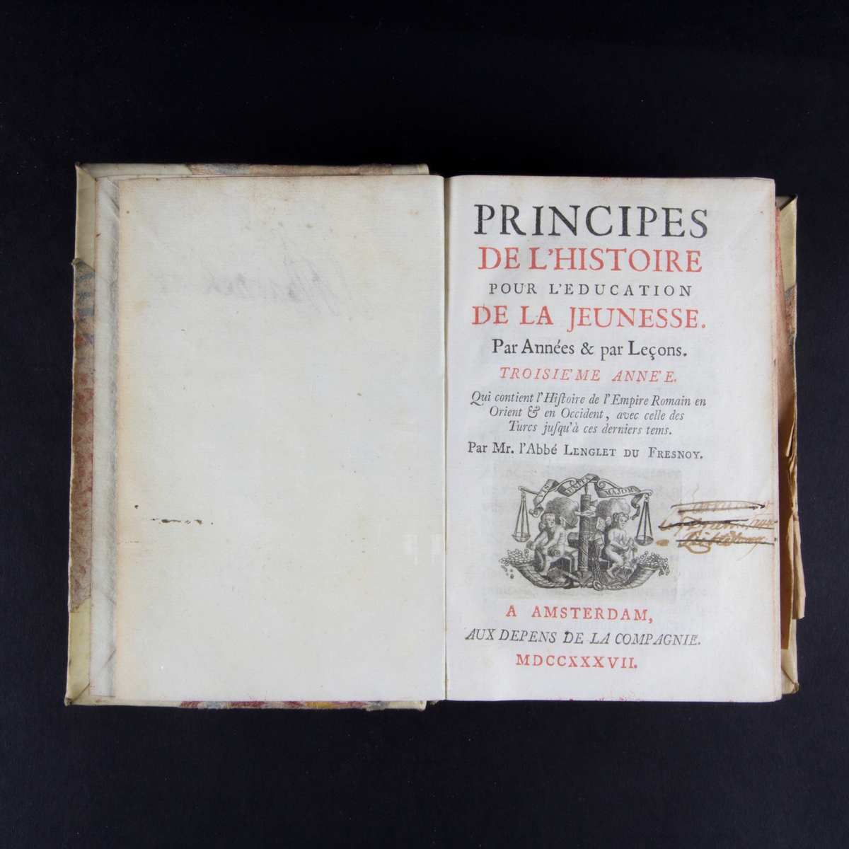 Bok, halvpergamentband "Principes de l´histoire pour
 l´education de la jeunesse", del 3, tryckt 1737 i Amsterdam. Pärmar klädda med marmorerat papper, rygg och hörn av pergament. Rödstänkt skuret snitt.
